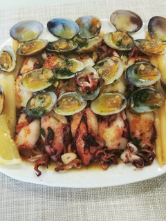Una foto de Almejas con calamares