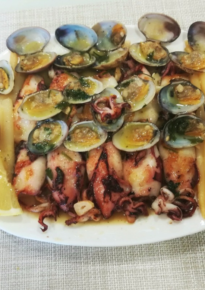 Una foto de Almejas con calamares