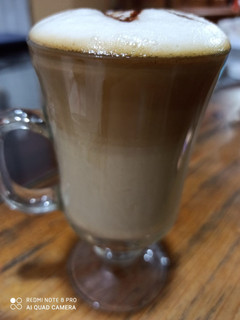 Una foto de Café latte macchiato casero (sin máquina)