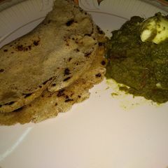 A picture of Sarson saag & makke di roti.