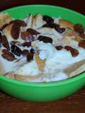 Yogurt con galletas y pasas
