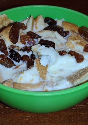 Una foto de Yogurt con galletas y pasas