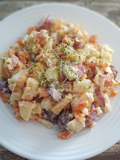 Una foto de Ensalada de patata y frutas