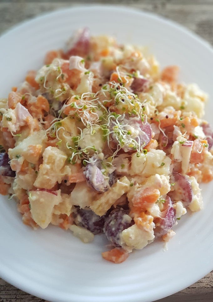 Una foto de Ensalada de patata y frutas