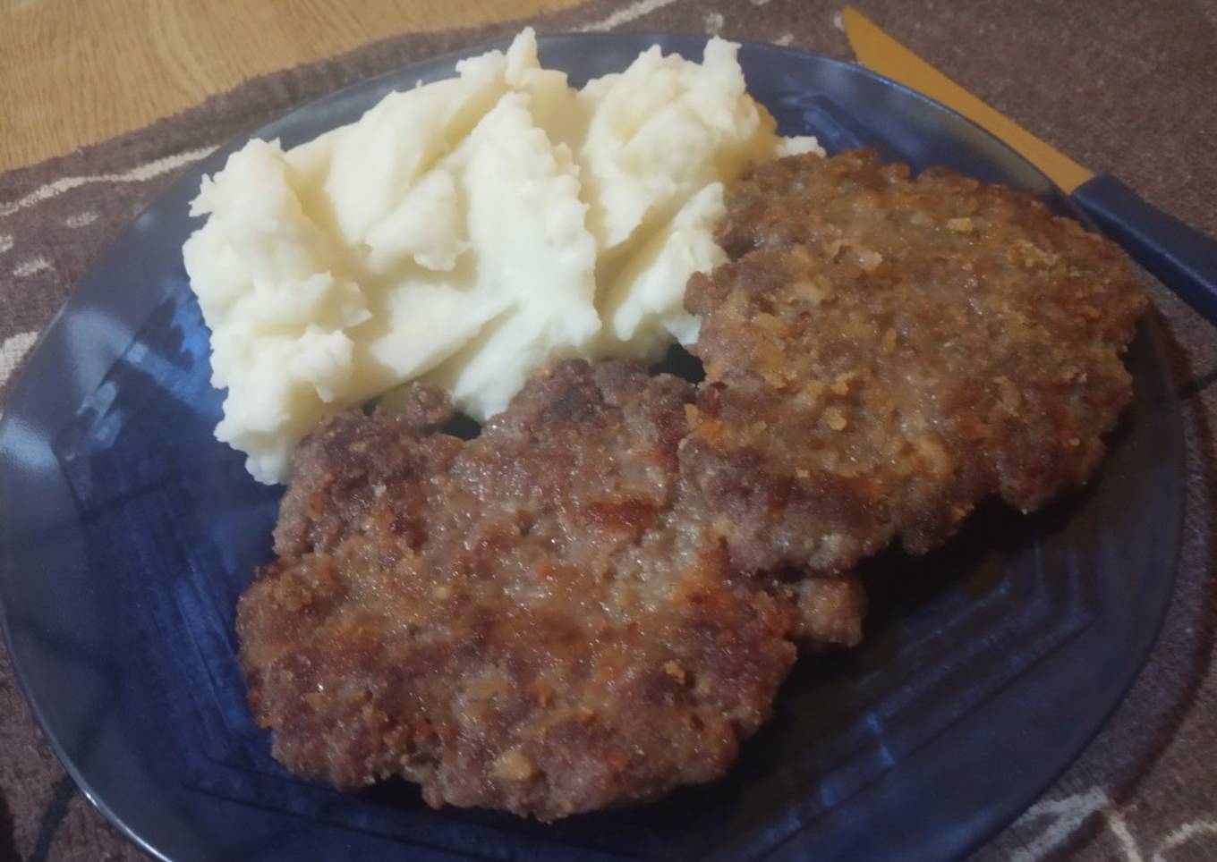 Milanesas de carne picada al horno con puré de papas