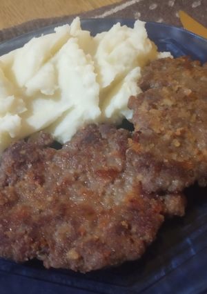 Una foto de Milanesas de carne picada al horno con puré de papas