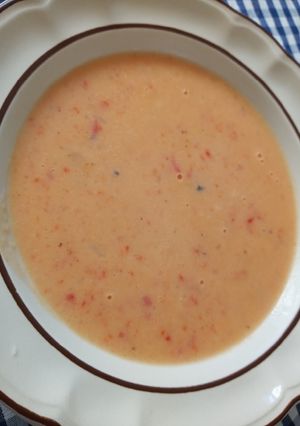 Una foto de Crema de papa y pimiento rojo 🥔🍅