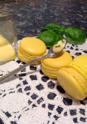 Une photo de Macarons citron jaune, basilic