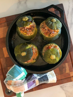 Una foto de Zapallito relleno (quinoa, tomate, carne)