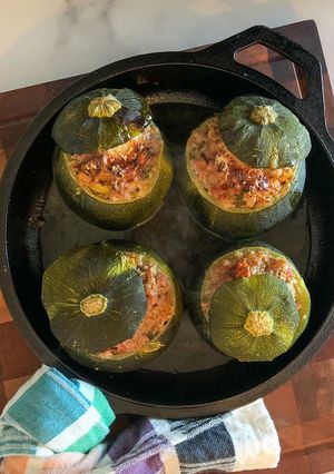 Una foto de Zapallito relleno (quinoa, tomate, carne)