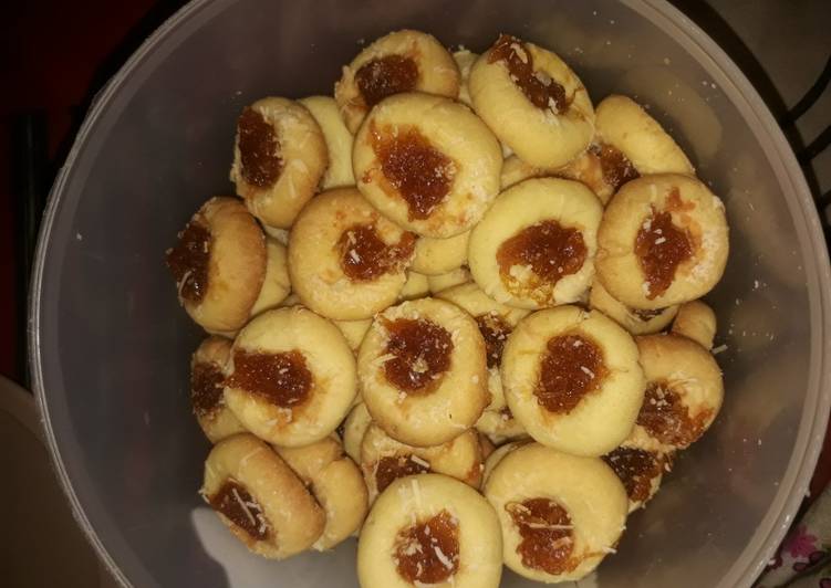 Cara Gampang Menyiapkan Pineapple thumbprint cookies, Menggugah Selera