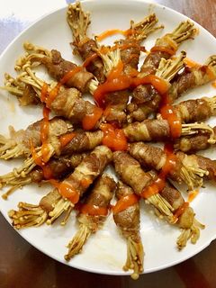 Hình của món Bò cuộn nấm kim châm.
