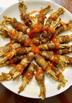 Hình của món Bò cuộn nấm kim châm.