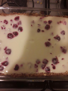 Una foto de Tarta de frambuesa y yoghurt con base de avena