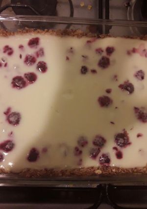 Una foto de Tarta de frambuesa y yoghurt con base de avena
