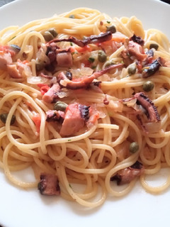 Una foto de Spaghettis con calamares