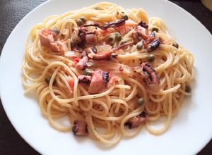 Una foto de Spaghettis con calamares