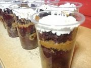 Una foto de torta en vaso