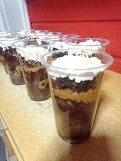 Una foto de Torta manjar/frambuesa en vaso