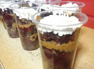Una foto de Torta manjar/frambuesa en vaso