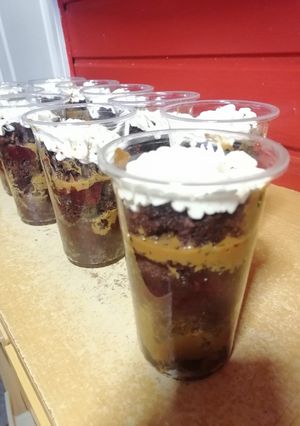Una foto de Torta manjar/frambuesa en vaso