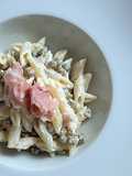 Mezze penne robiola, piselli e prosciutto cotto