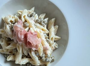 Foto di Mezze penne robiola, piselli e prosciutto cotto