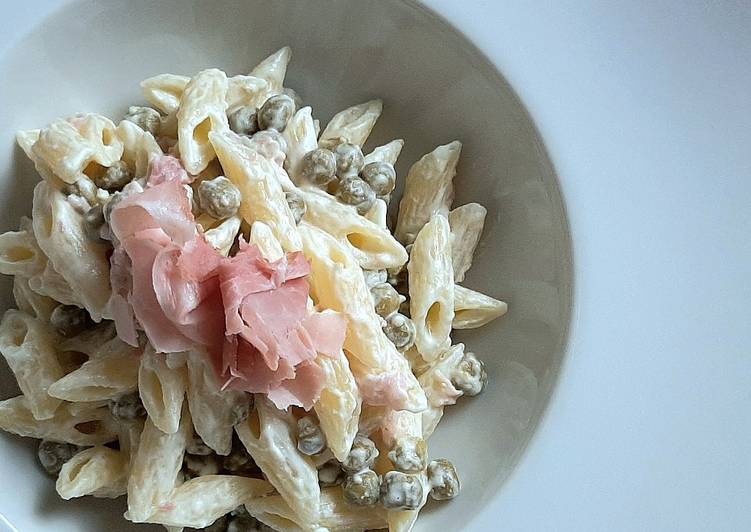 Mezze penne robiola, piselli e prosciutto cotto