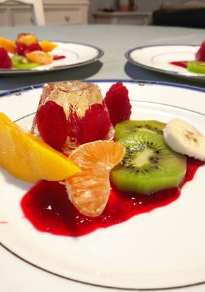 Une photo de Salade de fruits et sa gelée de champagne