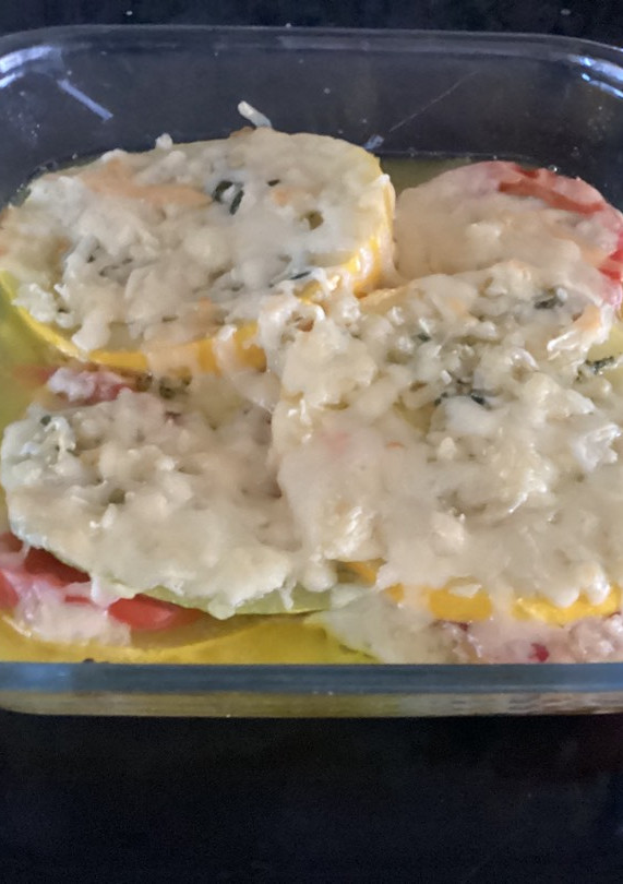Una foto de Calabacín amarillo con tomates al horno