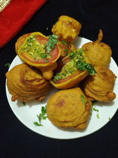 A picture of Stuffed tomato bajiyas.