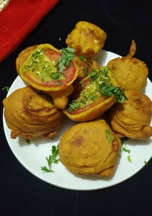 A picture of Stuffed tomato bajiyas.