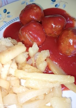 Una foto de Albóndigas con tomate