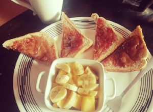Una foto de Desayuno _ Tostadas y fruta