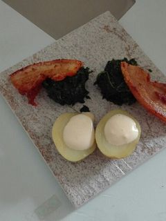 Una foto de Kale o espinacas con tocino y patatas cocidas