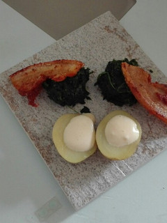 Una foto de Kale o espinacas con tocino y patatas cocidas