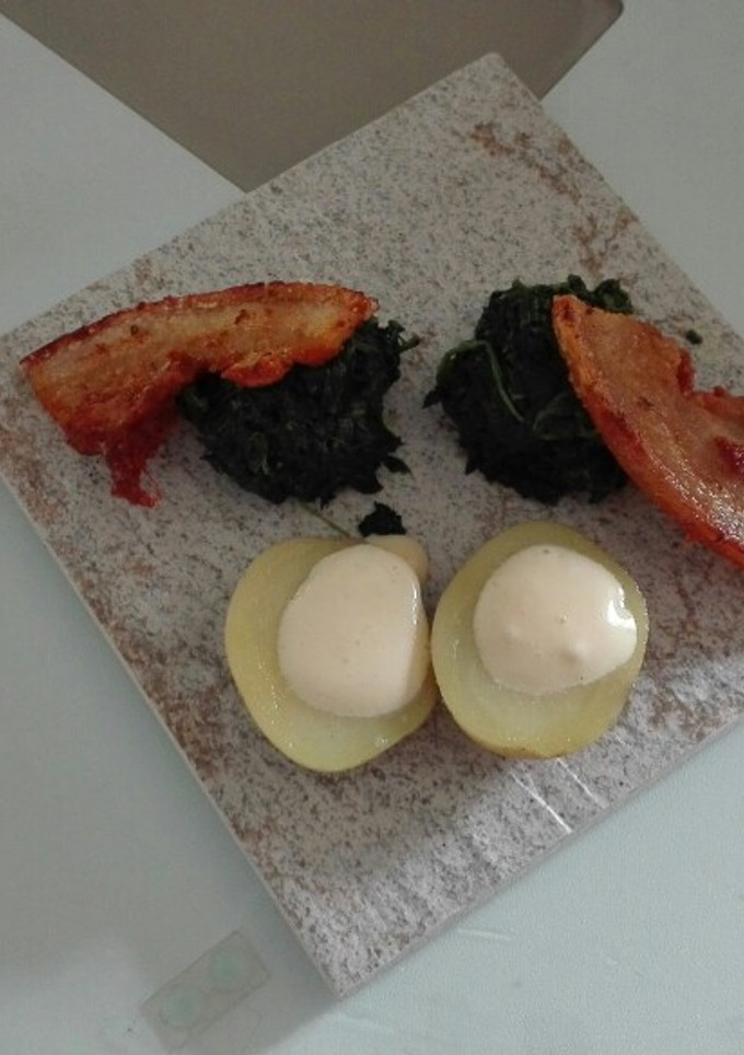 Una foto de Kale o espinacas con tocino y patatas cocidas