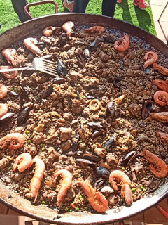 Una foto de Paella mar y montaña (o solo de pescado o solo de carne)