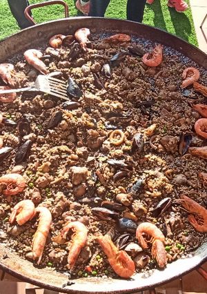 Una foto de Paella mar y montaña (o solo de pescado o solo de carne)
