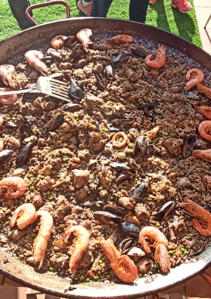 Una foto de Paella mar y montaña (o solo de pescado o solo de carne)