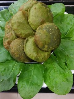 पालक पुरी रेसिपी (palak puri recipe in marathi) रेसिपी चे मुख्य फोटो