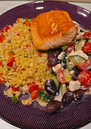 Ropogós bőrén sült lazac görög és bulgur salátával recept fotója