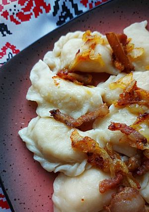 Фото Вареники с картофелем и шкварками.