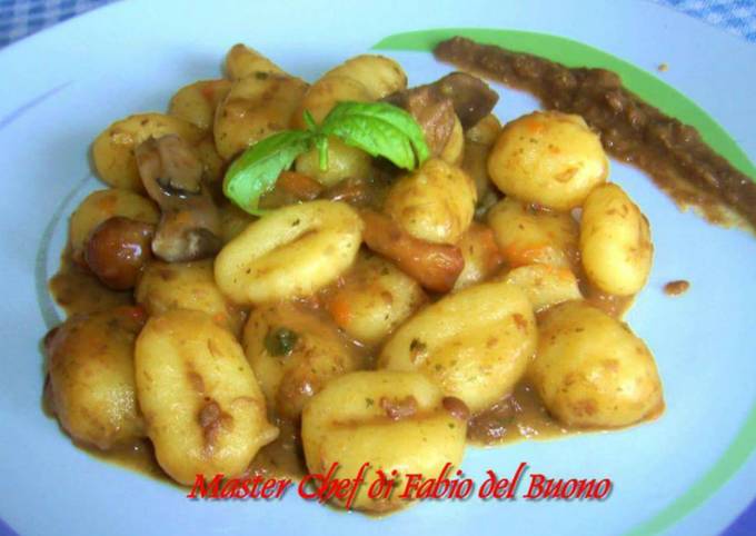 Ricetta di Perfetto Gnocchi con Funghi Misti serviti su Vellutata di Lenticchie
