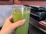 Una foto de jugo de nopal con piña