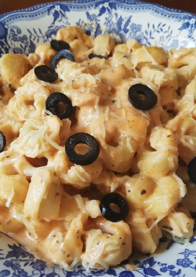 Una foto de Tortellini con salsa de quesos y olivas🌿