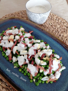 Una foto de Ensalada de guisantes con bacon y salsa de yogurt