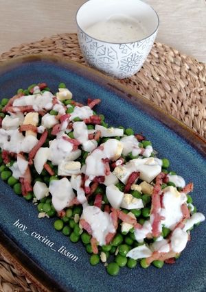 Una foto de Ensalada de guisantes con bacon y salsa de yogurt