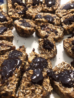 Una foto de Galletas de avena con plátano nueces chía y chocolate negro