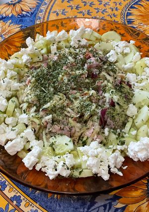 Une photo de Salade de courgette, concombre, jambon blanc et feta